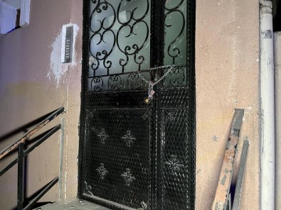 Güngören'de Çöken Binanin Yaninda Zarar Gören Binalar Mühürlendi