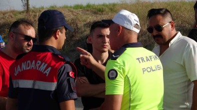 Kamyonetin Aynasina Çarpip Otomobilin Altinda Sürüklenen Motosiklet Sürücüsü Hayatini Kaybetti