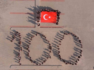Minikler Tek Yürek Oldu '100' Rakami Yazarak Türk Bayragi Açti