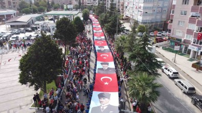 Resmi Geçide 350 Metrelik Bayrak Ile Katildilar