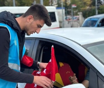 Ülkü Ocaklari Tavsanli Ilçe Baskanligi 5 Bin Adet Türk Bayragi Dagitti