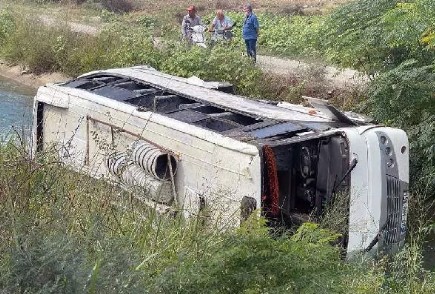Minibüs kanala devrildi: 3'ü ağır 10 yaralı