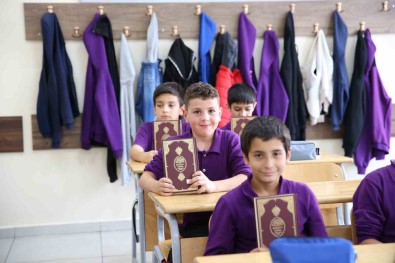 'Kur'an-I Kerim' Veya 'Peygamberin Hayati' Derslerini Seçen Çocuklara Anlamli Hediye