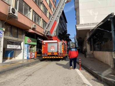 Rüzgardan Kirilip Kaldirima Düsen Cam Kiriklari Esnaf Ve Vatandaslari Korkuttu