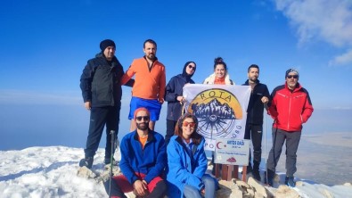 3 Bin 537 Rakimli Artos Dagi'nin Zirvesinde Kavurmali Yumurta Pisirdiler