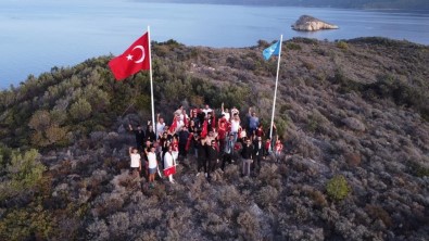 Datça Ülkü Ocaklari Murdala Adasi'nda Türk Bayragi'ni Dalgalandirdi
