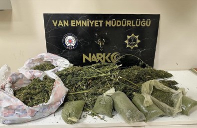 Van'da Esrar Ve Metamfetamin Ele Geçirildi