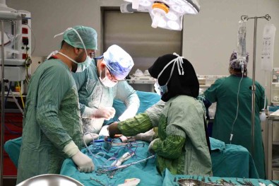 Yasli Kadinin Karnindan Portakal Büyüklügünde Kitle Çikarildi