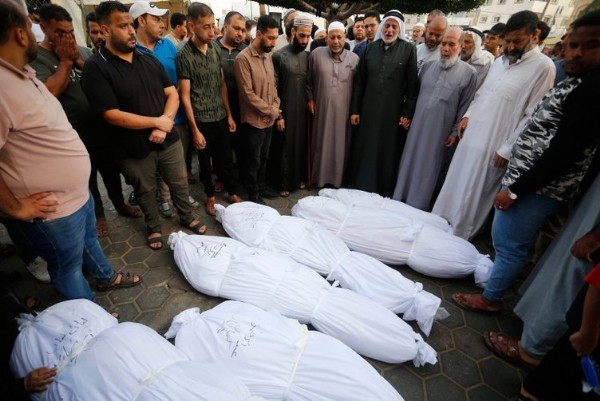 İsrail şimdi de katledilen Filistinlilerle dalga geçiyor! Kefene sarılı bedeni alay konusu yaptılar