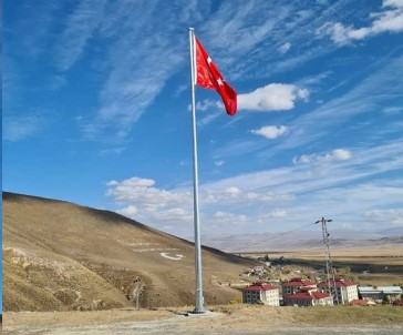 Dev Türk Bayragi Çildir Semalarinda Dalgalanacak