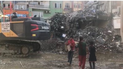 Malatya'da Çocuklar Enkaz Alaninda Tehlikeye Aldiris Etmeden Hurda Topluyor