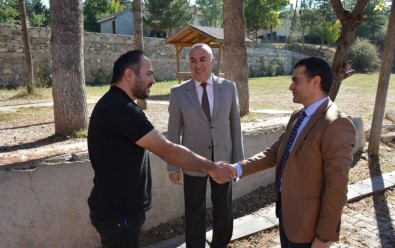 Okul Müdürünün Bagislanan Bilgisayarlari Satip Sanal Bahse Yatirdigi Iddiasi