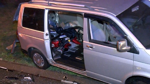 İETT otobüsü emniyet şeridindeki minibüse bodoslama girdi