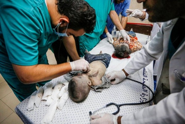 İsrail şimdi de katledilen Filistinlilerle dalga geçiyor! Kefene sarılı bedeni alay konusu yaptılar