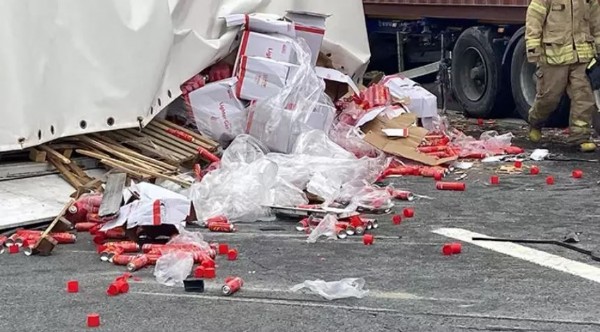 TEM'de TIR devrildi! Yol trafiğe kapandı