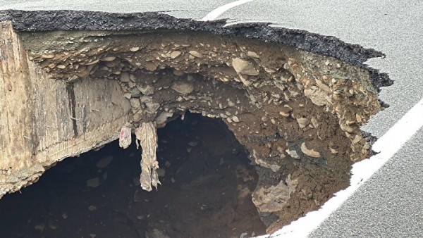 Dev çukur oluştu: Felaketin boyutu havadan görüntülendi çöken yolda çalışma başlatıldı