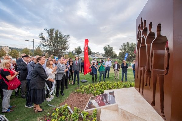 İşi gücü heykel! Soyer yine Heykel dikti