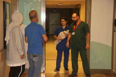 Bagirsaklarindan Kangren Olan 35 Haftalik Bebek Geçirdigi Iki Ameliyatla Sagligina Kavustu