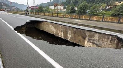 Dev çukur oluştu: Felaketin boyutu havadan görüntülendi çöken yolda çalışma başlatıldı