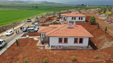 Teslimat başlıyor! Bakan Özhaseki deprem konutları için tarih verdi