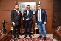 Vali Bektasoglu'na Zonguldak Hentbol Spor Kulübü'nün Formasini Hediye Ettiler