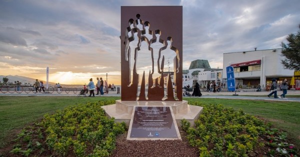 İşi gücü heykel! Soyer yine Heykel dikti