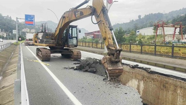 Dev çukur oluştu: Felaketin boyutu havadan görüntülendi çöken yolda çalışma başlatıldı