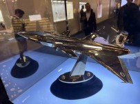 Bayraktar Kizilelma'nin Altin Maketi Mücevher Fuarinda Parliyor