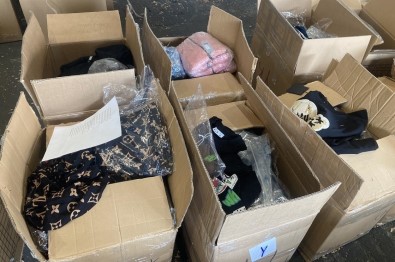 Giyim Kolileri Arasina Gizlenmis 15 Bin Paket Sigara Buldu