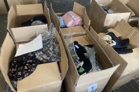 Giyim Kolileri Arasina Gizlenmis 15 Bin Paket Sigara Buldu