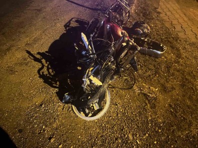 Otomobille Çarpisan Motosiklet Sürücüsü Hayatini Kaybetti