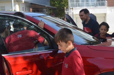 Tavsanli'da Ögrenciler Yerli Otomobil TOGG'u Inceledi