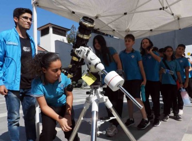 Astronomi Profesörü Derman, Antalya Bilim Merkezi'nde Ögrencilerle Bulustu