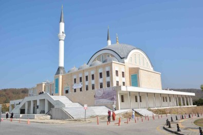 Ilahiyat Fakültesi Uygulama Cami'nde Ilk Cuma Namazi Kilindi