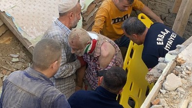 Ahsap Evini Yikmak Isterken Altinda Kaldi