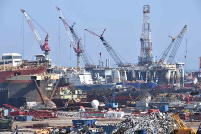 Dev Gemiler Izmir'deki Gemi Söküm Merkezinde Geri Dönüsüme Kazandiriliyor