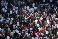 Dolmabahçe'de Besiktas Taraftarindan Sessiz Protesto