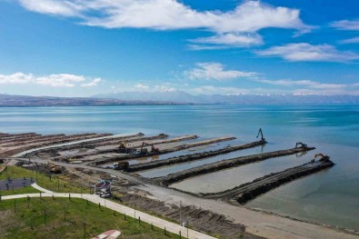 Van Gölü'nden 1 Milyon 365 Bin Metreküp Dip Çamuru Çikartildi