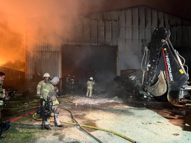 Çatalca'da Fabrikanin Deposu Alev Alev Yandi