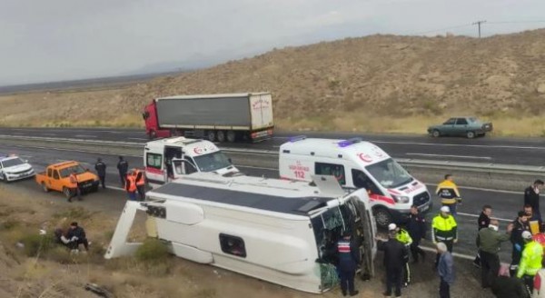 Kayseri'de yolcu midibüsü devrildi: 14 yaralı