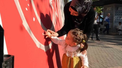 Boyali Parmaklarla Atatürk Silueti Olusturdular