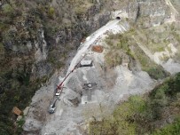 Heyelanin Yiktigi, 50 Ili Ilgilendiren Yolun Çalismalarinda Sona Yaklasildi