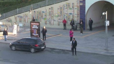 Istanbul'da Saat 9'U 5 Geçe Vatandaslar Ata'ya Saygi Durusunda Bulundu