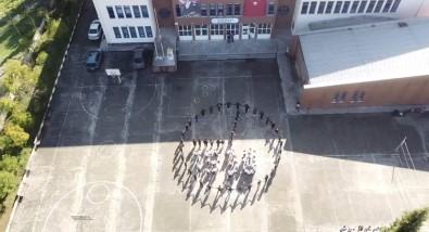 Ortaokul Ögrencilerinden '09.05' Ve '1938' Koreografisi