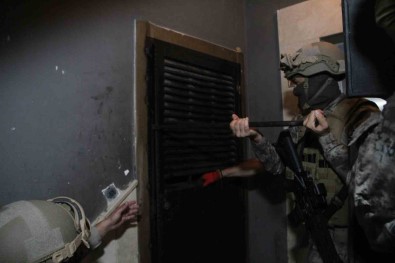 Uyusturucu Süphelilerinin 'Temizlik Yapiyorduk' Savunmasi Yaptigi Operasyonda 36.5 Kilo Madde Yakalandi