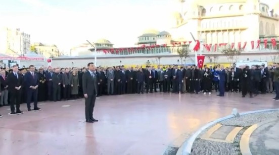 CHP, İstanbul'daki 10 Kasım anmasında çelengi unuttu!