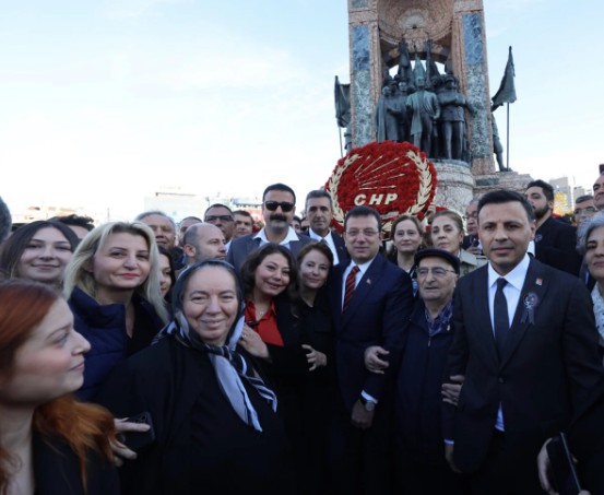 CHP, İstanbul'daki 10 Kasım anmasında çelengi unuttu!