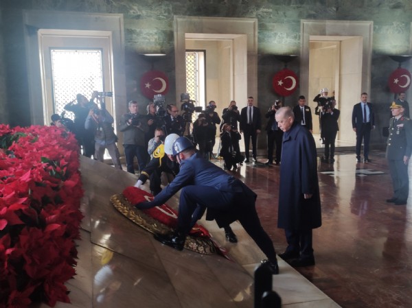 Başkan Erdoğan Anıtkabir Özel Defteri'ni imzaladı! Türkiye Yüzyılı vurgusu...