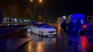 Bariyerlere Çarpan Otomobilde 5 Kisi Yaralandi