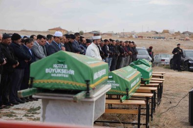 Konya'daki Feci Kazada Hayatini Kaybeden Ayni Aileden 5 Kisi Topraga Verildi